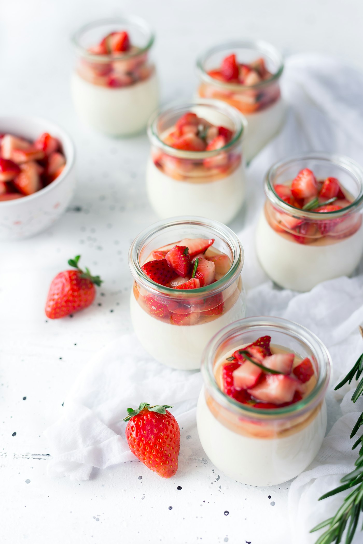 Strawberry mousse with Pop Rocks